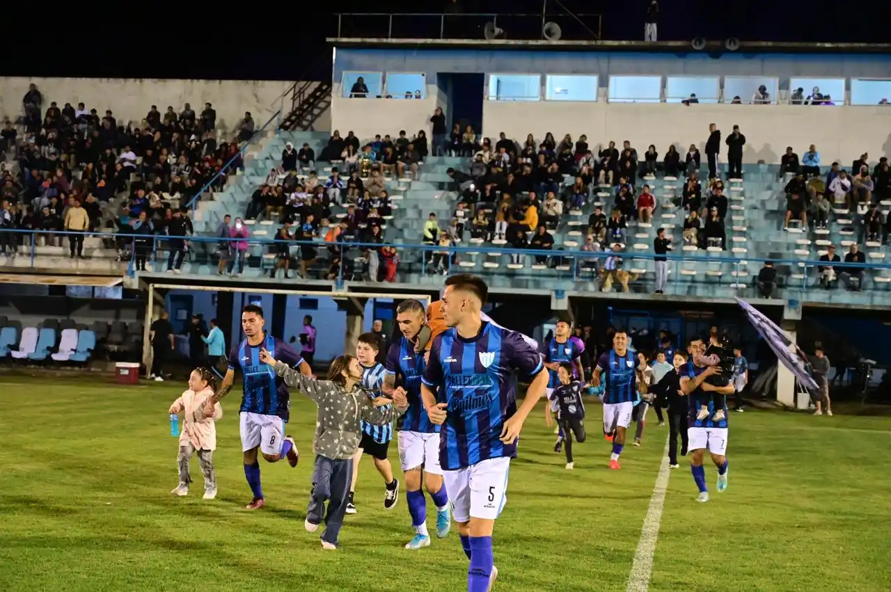 En la ida, el Decano le propino la primera derrota a los paranaenses en el torneo (crédito: MR Fotografía).