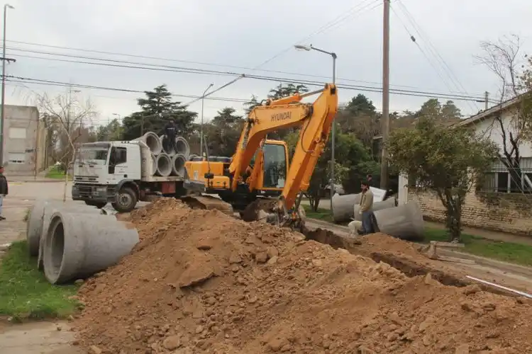 LOBERIA: Avanza la obra de desagüe en un sector de la ciudad