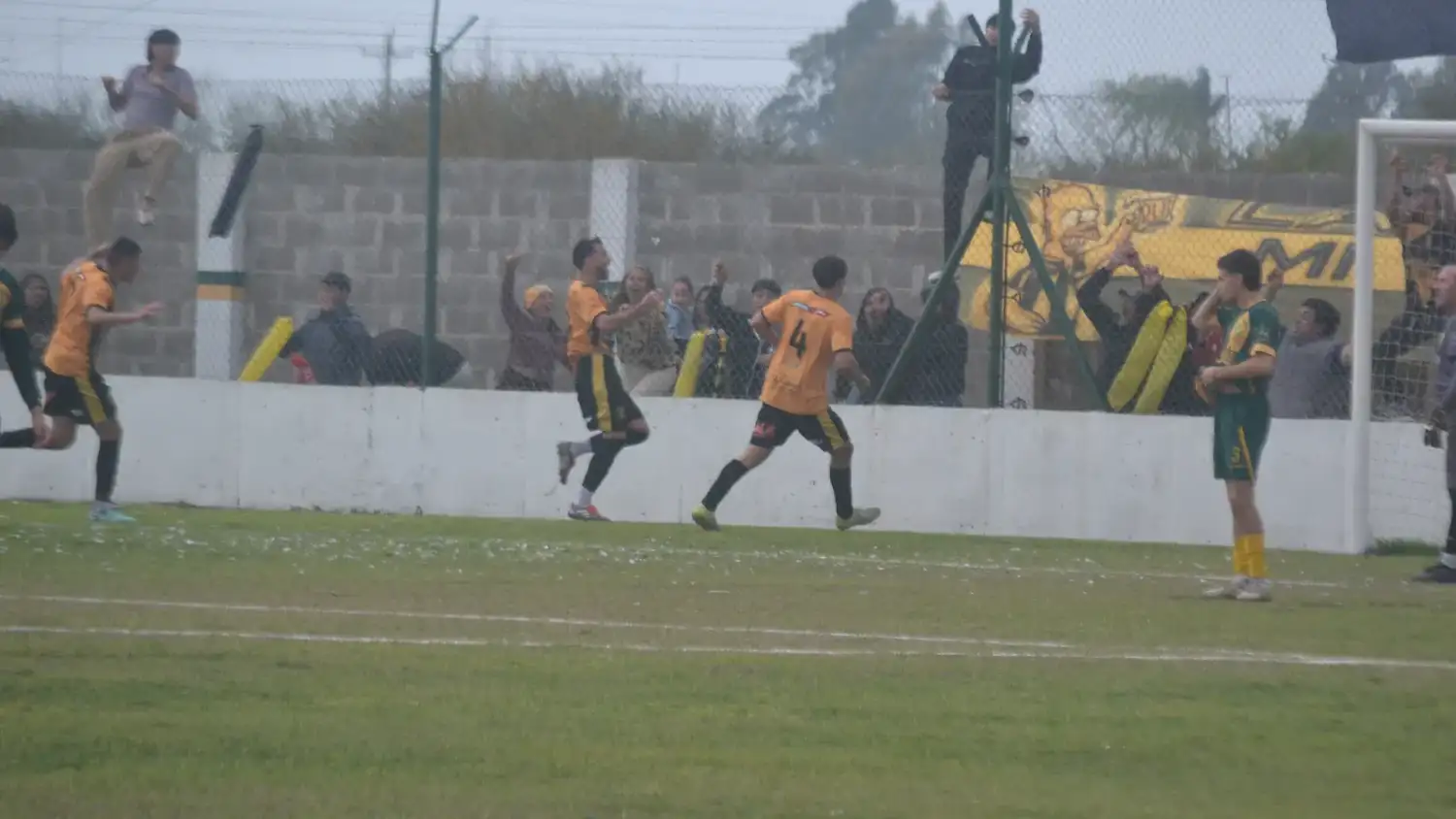 Juventud golpeó en el momento justo y se llevó un triunfo de oro del 5 de Octubre