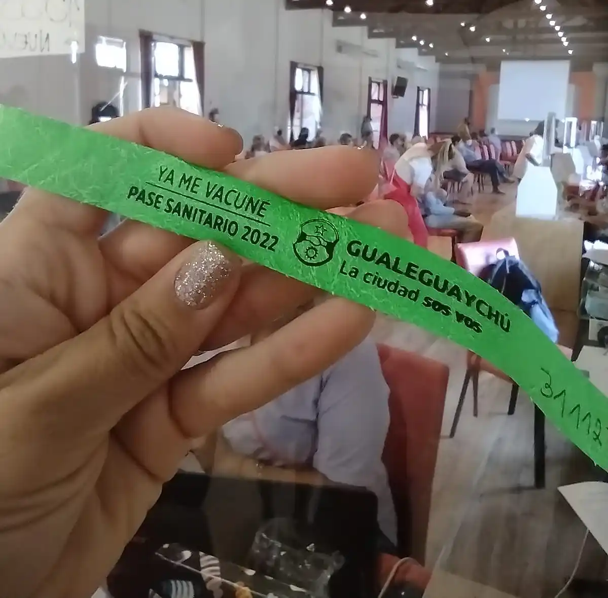 Ya reparten las pulseras para entrar a la Fiesta del Pescado y el Vino