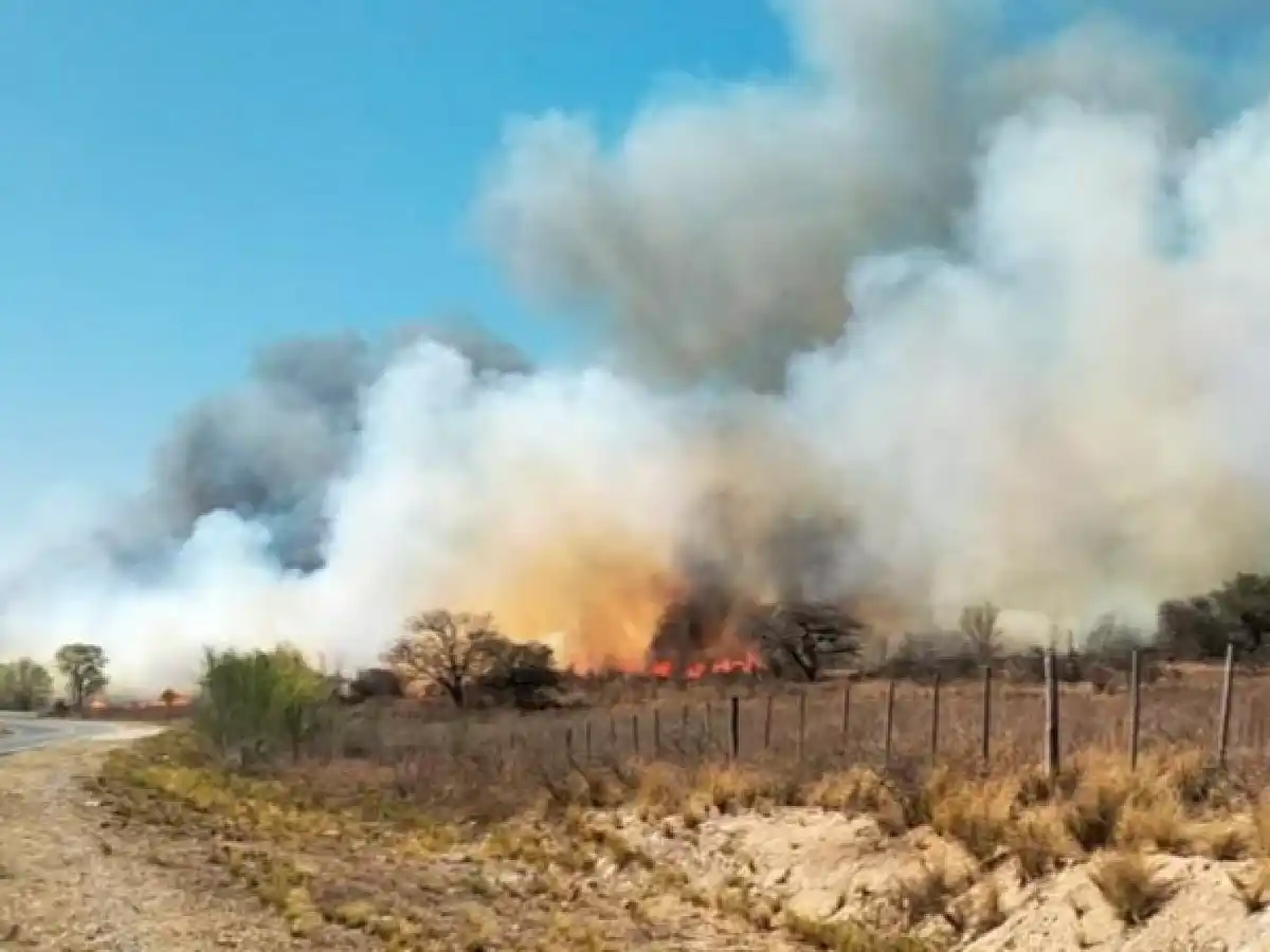 Más de 30 evacuados en incendios en Traslasierra