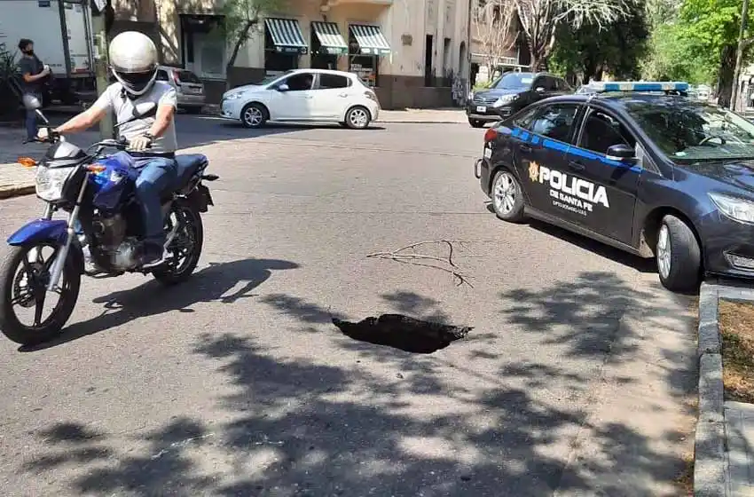 Un motociclista sufrió una caída por un enorme pozo que se generó en Pueyrredón y San Lorenzo