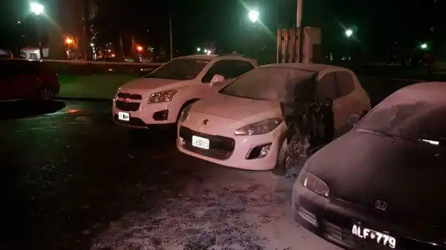 Incendiaron dos autos frente al Ministerio de Seguridad bonaerense