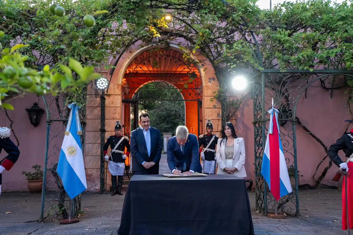 Provincia y Nación firmaron un convenio para la puesta en valor del Palacio San José
