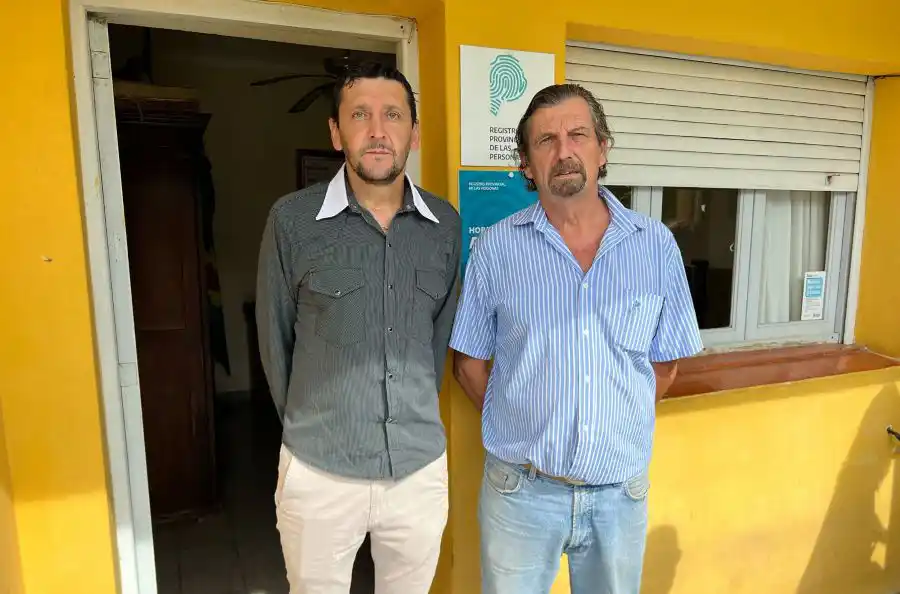 Recambio. El delegado saliente, Walter Scuffi, y el nuevo, Sergio Migueliz
