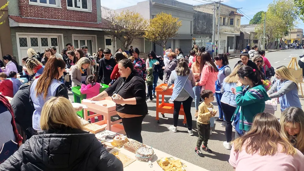 El Jardín 901 festejó en la calle sus 71 años