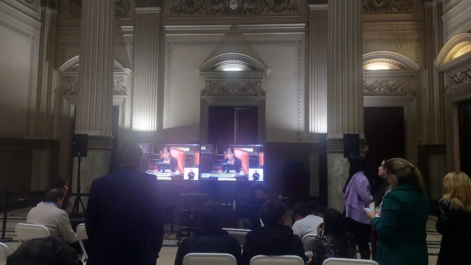 La prensa siguiendo el debate del martes 3 de junio desde el Salón Antonio Caffiero.