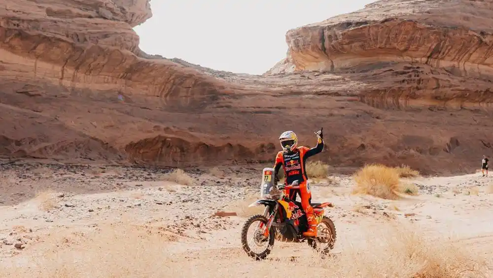 Benavides dominó la etapa en motos.