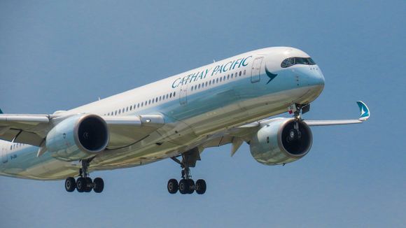 Cathay Pacific podría despedir a un grupo de pilotos y TCP que no se han vacunado