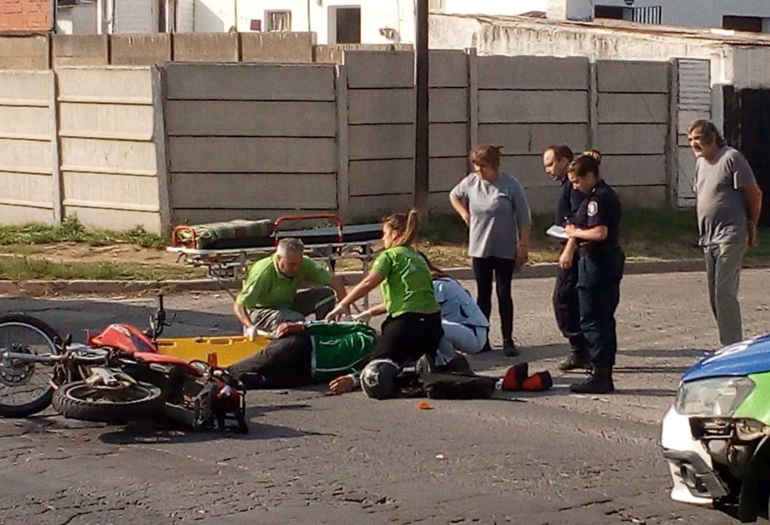Un hombre perdió el conocimiento y quedó internado luego de chocar con su moto