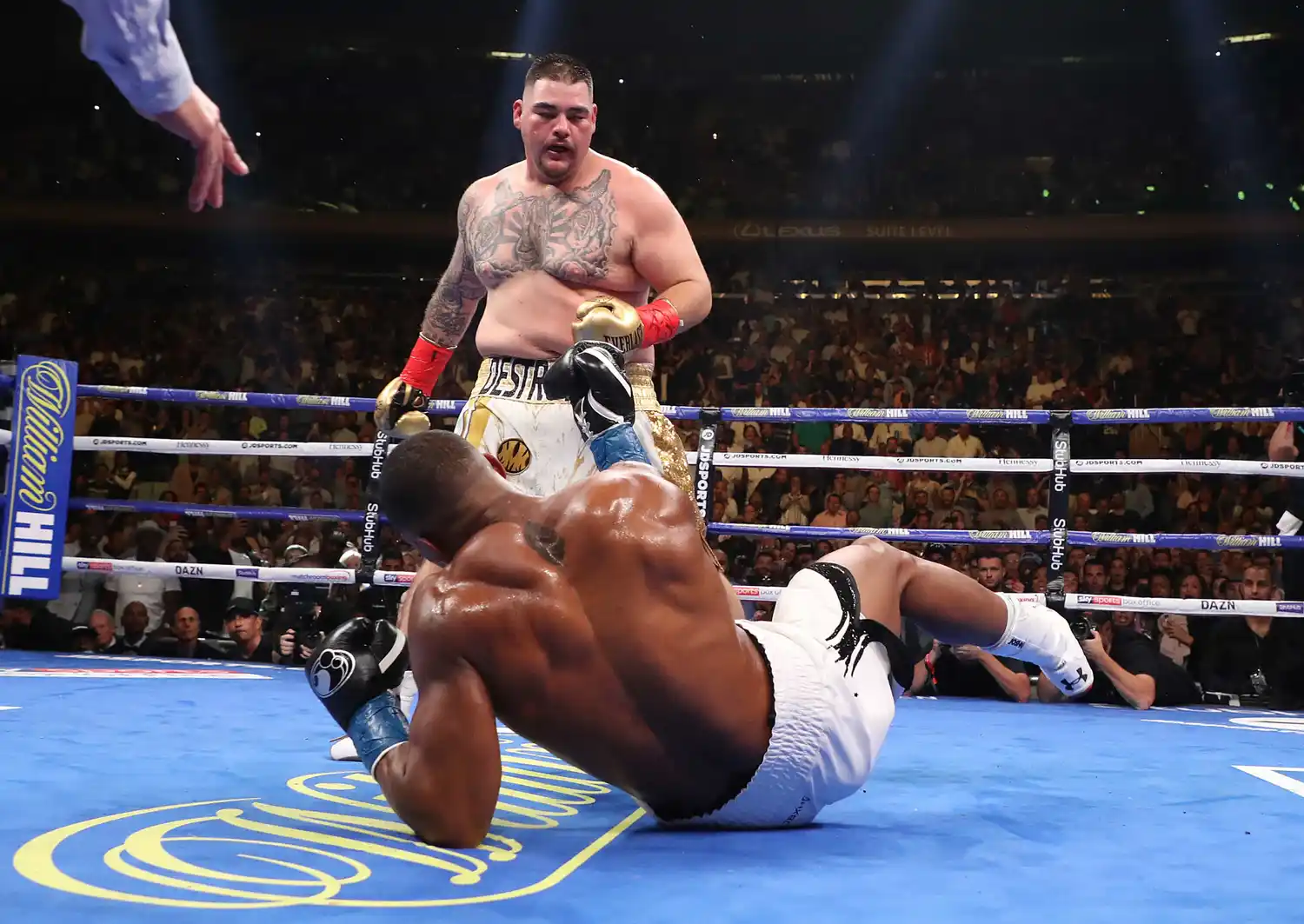 Batacazo: Ruiz noqueó a Joshua y es el triple campeón del mundo de los pesados