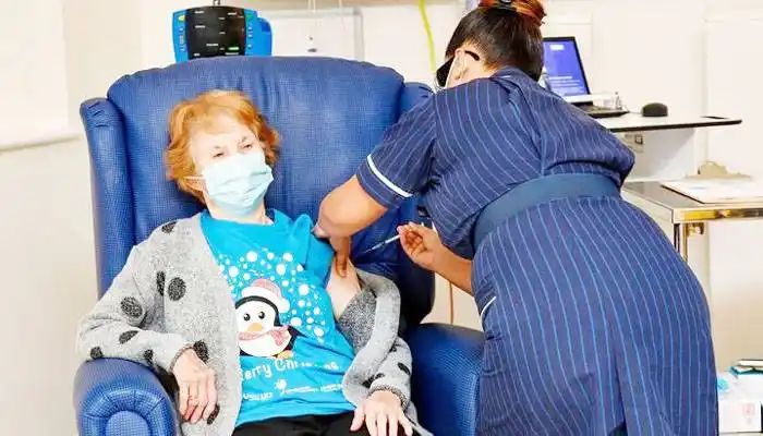 Una mujer de 90 años, la primera persona en recibir la vacuna de Pfizer 