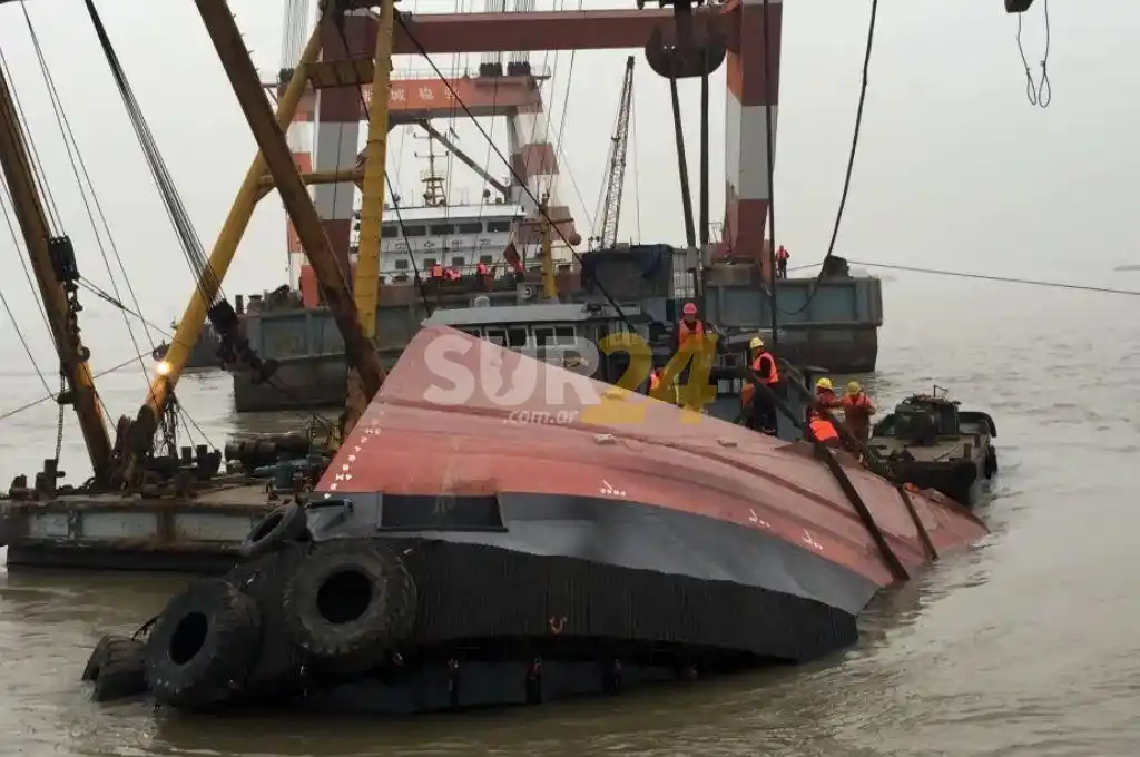 Al menos 9 muertos y 2 desaparecidos en el naufragio de un carguero en China