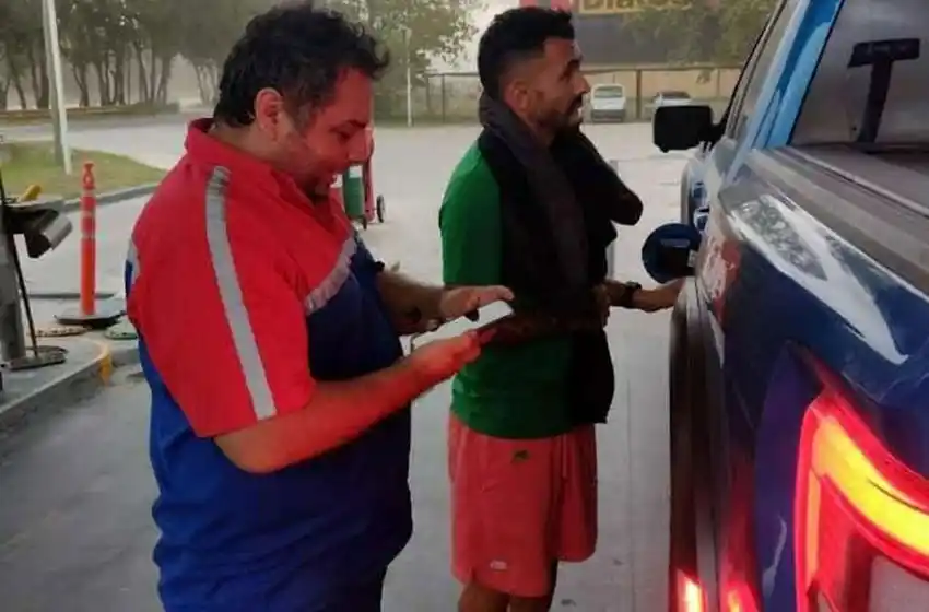 Tévez en medio de la tormenta en San Luis: se refugió en una estación de servicio