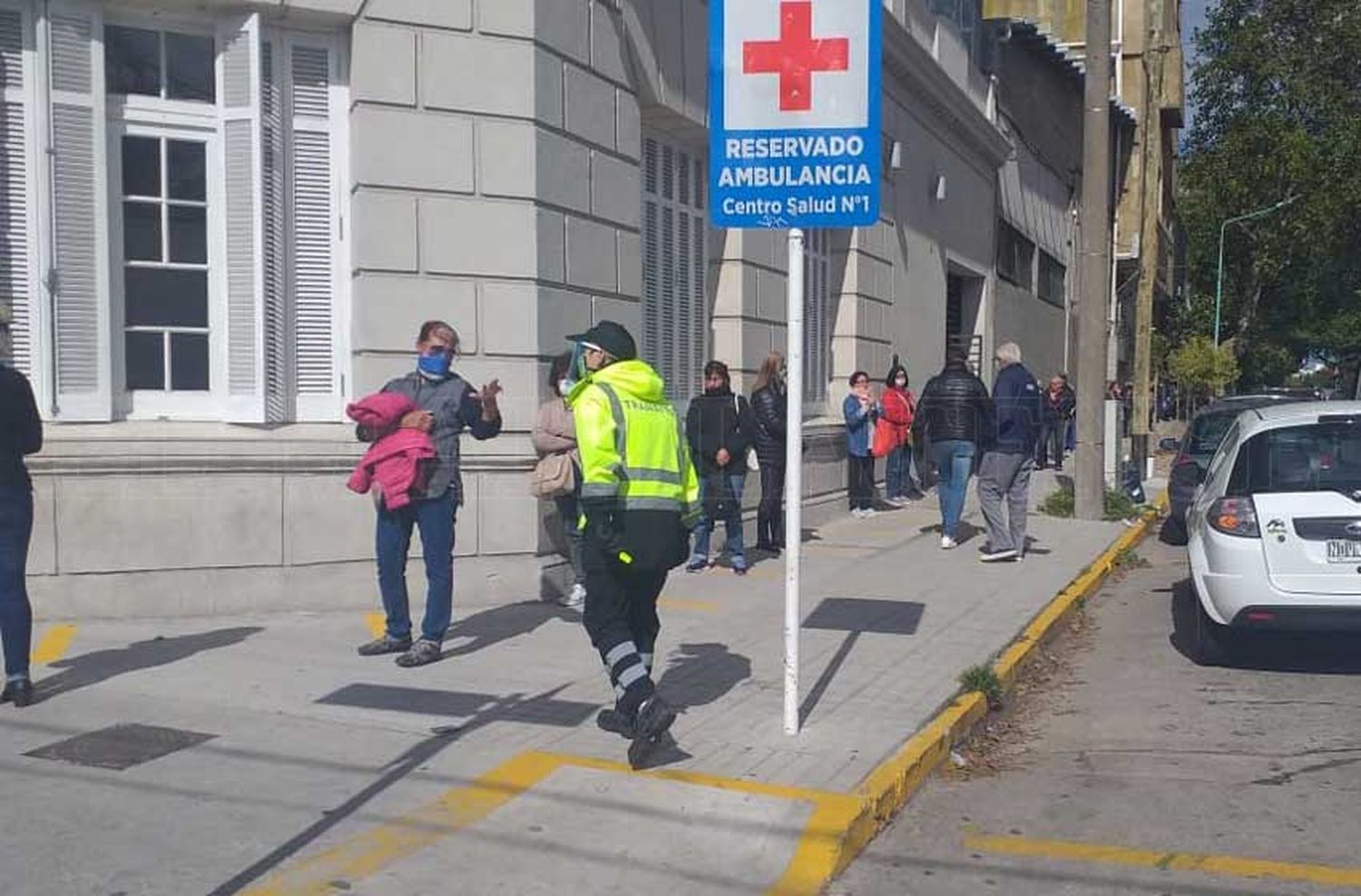 Reclaman “gestión y planificación” para evitar aglomeración de abuelos en el centro de salud N° 1