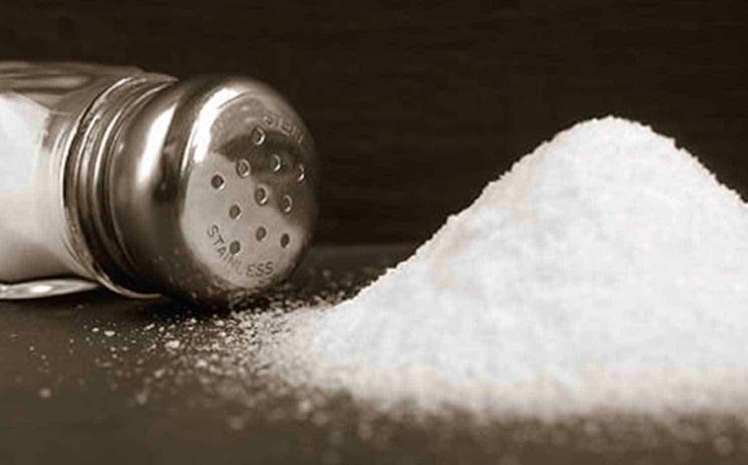 4 señales que envía el cuerpo cuando consumes demasiada SAL