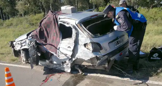 Una pareja falleció en choque frontal en Ruta 12