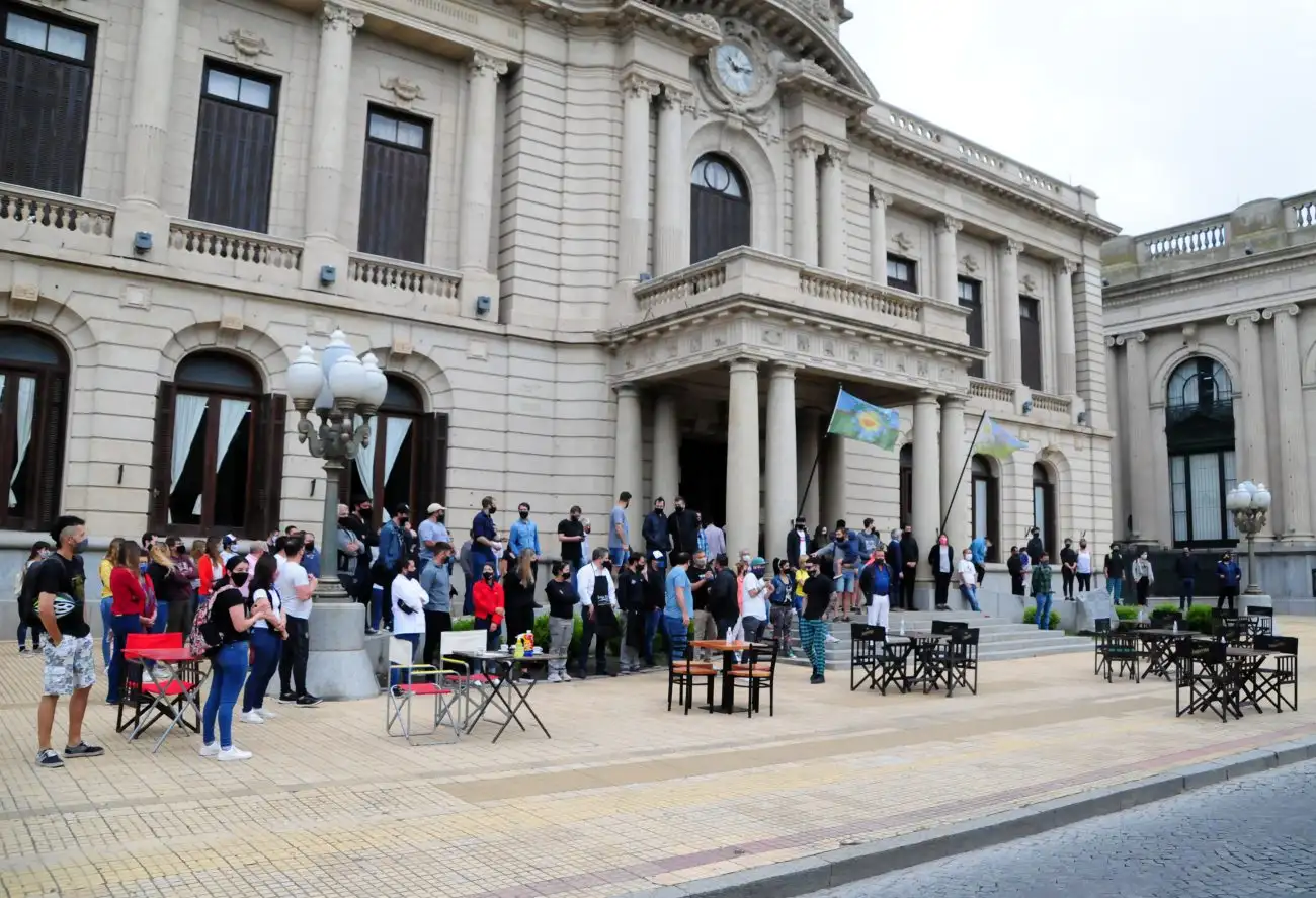 Tras manifestarse, los gastronómicos consiguieron el permiso para abrir a la noche