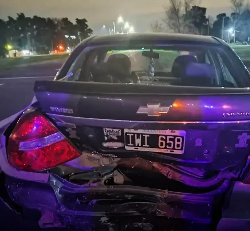 El Volkswagen Polo involucrado en el choque ocurrido en el kilómetro 52 de la Ruta 2. Dos personas resultaron heridas y la investigación confirmó alcoholemia positiva en uno de los conductores.