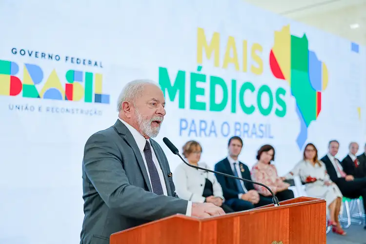Lula da Silva promulgó la ley del programa Más Médicos.