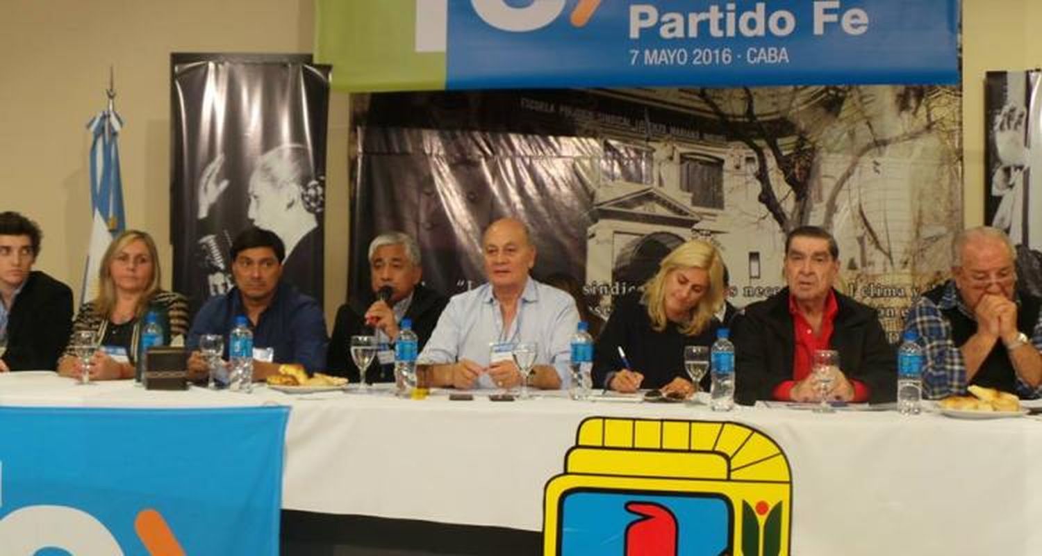 Salazar presente en el congreso anual del Partido Fe