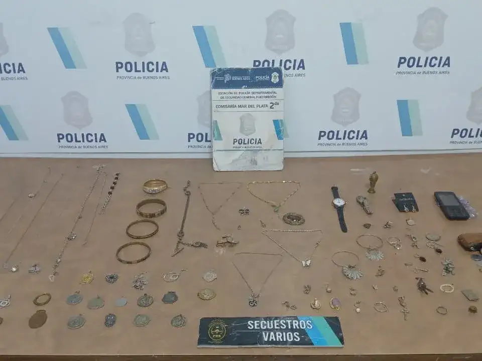 Del interior tomó alhajas, relojes y un teléfono celular.