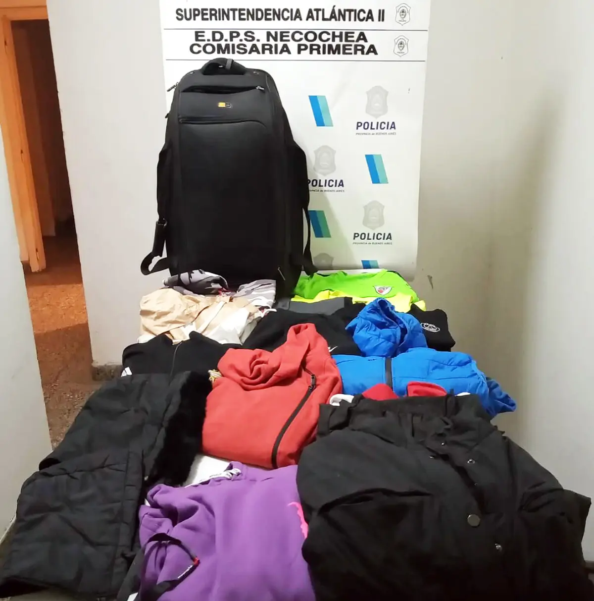 Varias. Herramientas de mano y eléctricas halladas, junto a buena cantidad de indumentaria deportiva