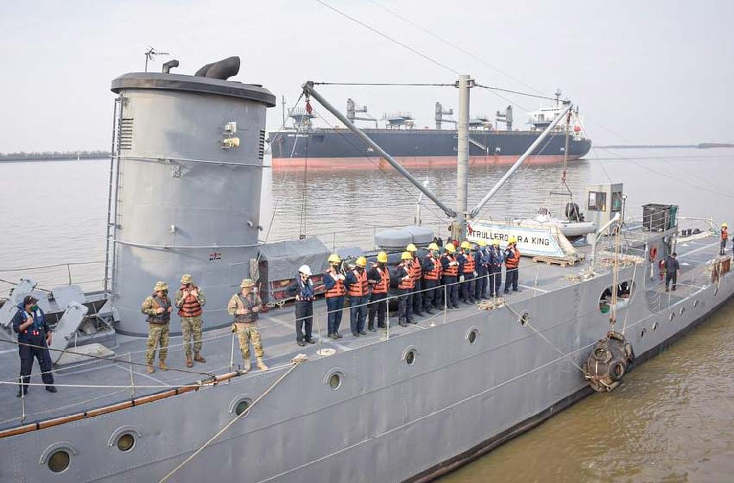 Quemas en las islas: el Gobierno envió un buque de la Armada para combatir el fuego