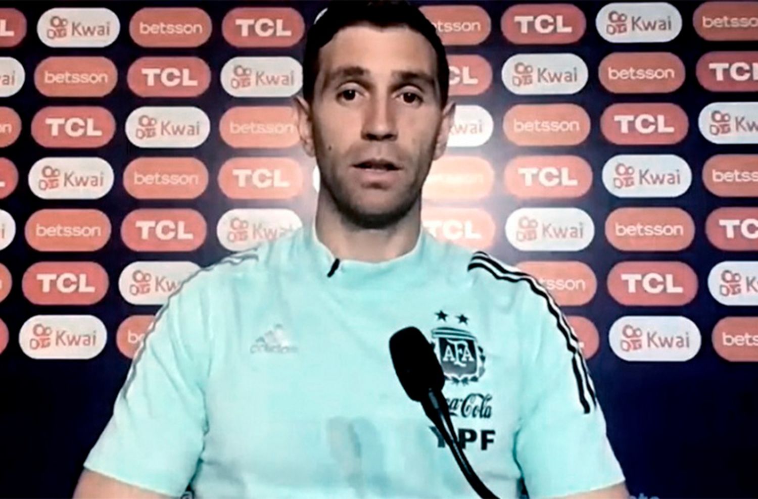 "Dibu" Martínez: “Cuando no se juega bien hay que ganar”