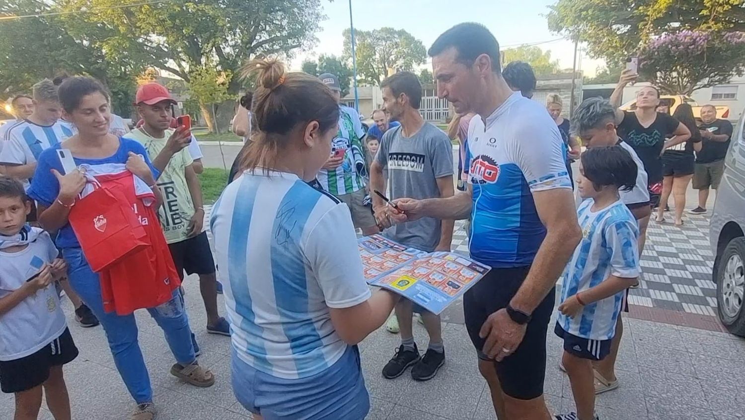 La emoción de los hinchas y el gesto de grandeza de Scaloni.