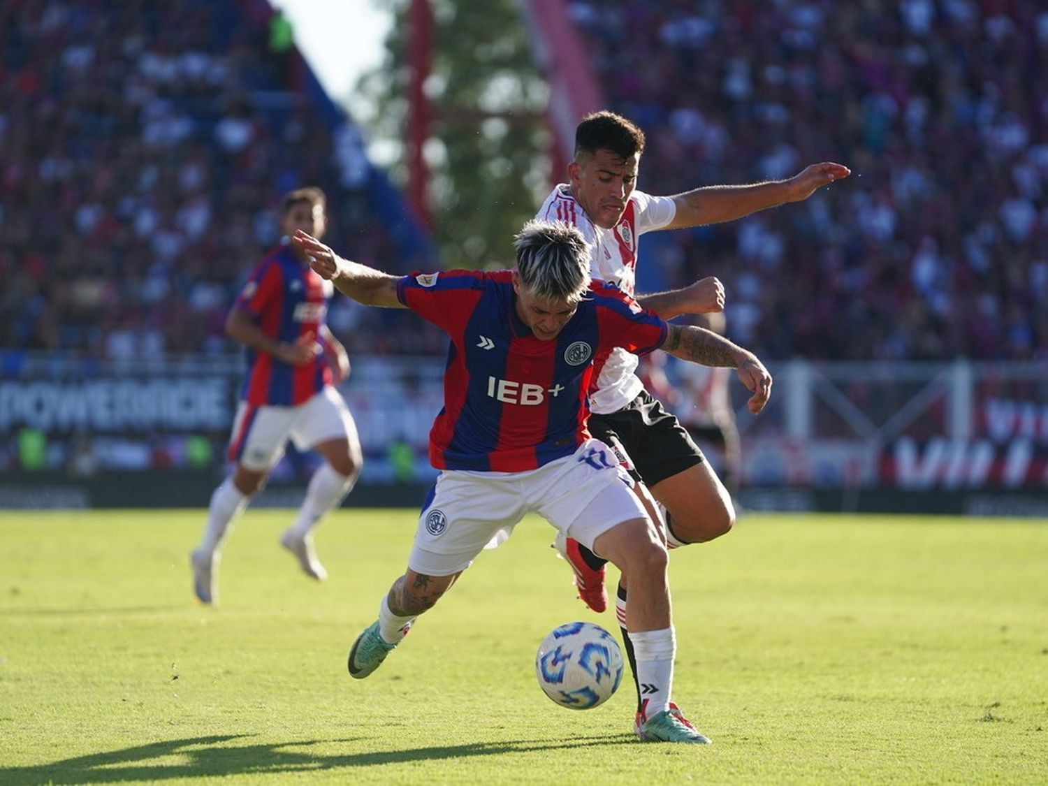 San Lorenzo y River empataron en un partido cargado de emociones