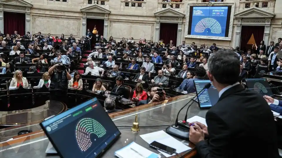 Diputados debaten la fallida Ley Ómnibus.