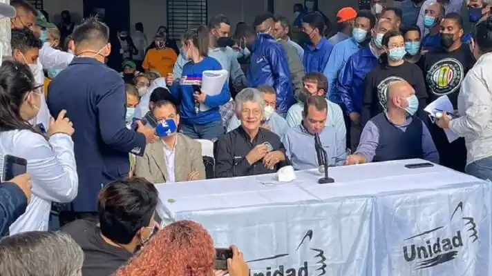 ENTRE PELEAS Y ENFRENTAMIENTOS la MUD postuló sus candidatos para las gobernaciones