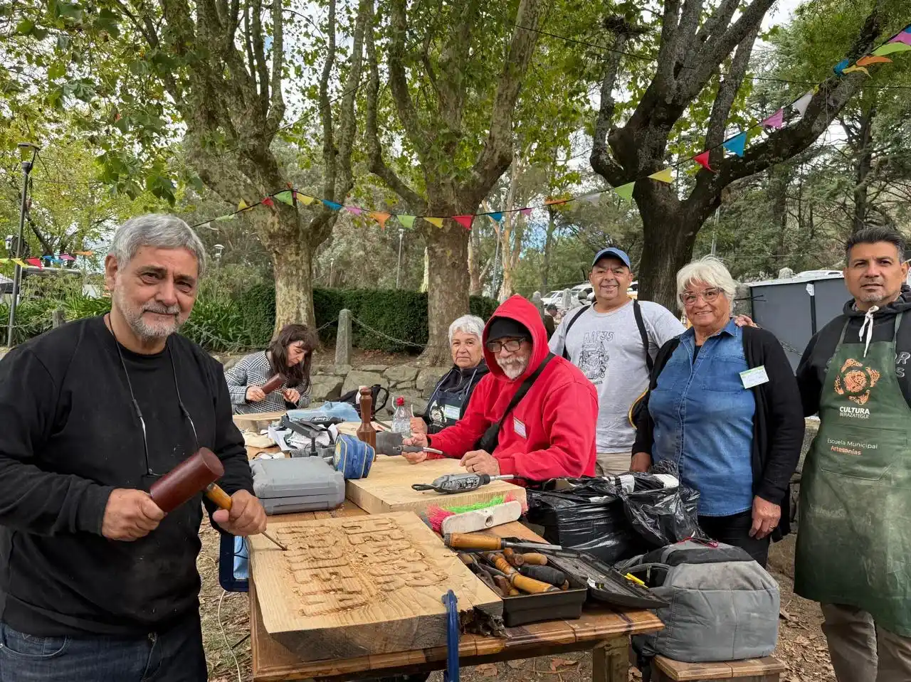 Los talladores y talladoras en el Parque Independencia, durante el encuentro Detallando Historias.