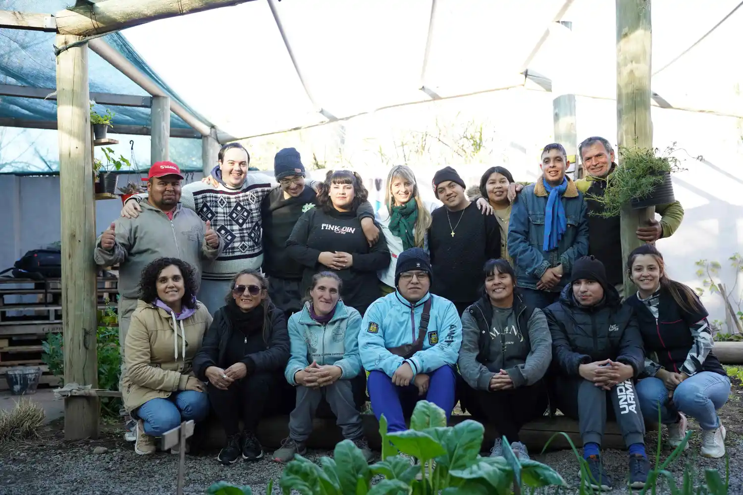 El grupo del Vivero Inclusivo de Frontera posa junto a su producción.