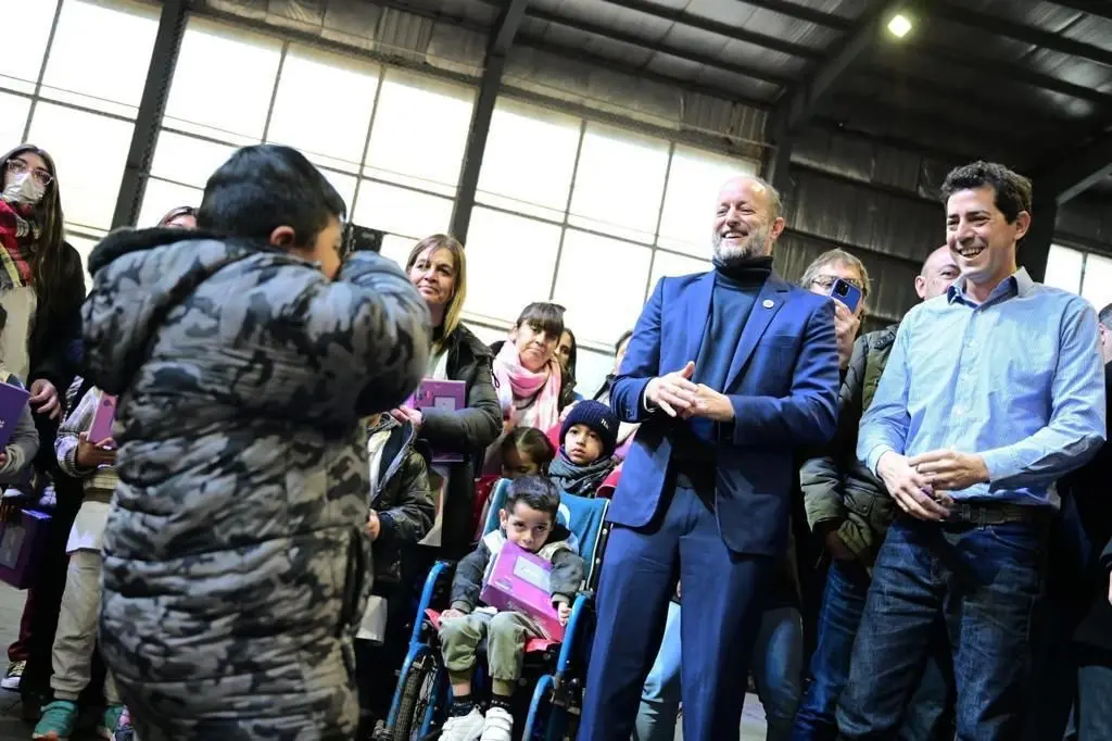 Junto a Wado de Pedro, Insaurralde entregó tablets del plan Conectar Igualdad en Lomas de Zamora