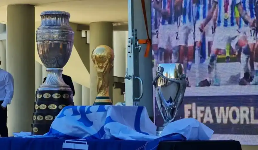 Las tres copas obtenidas por la Selección se exhiben el 30 de noviembre en la Liga Deportiva Sampedrina.