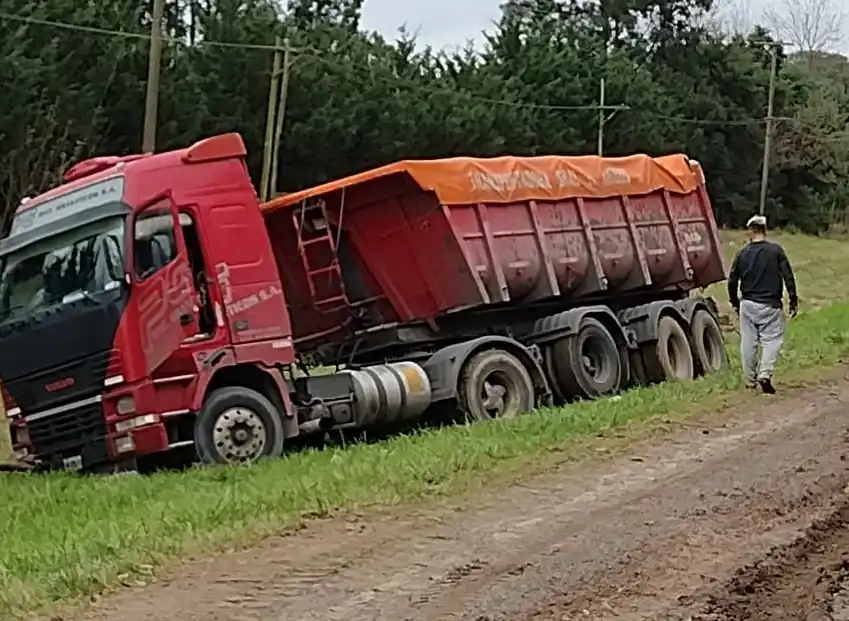 Reclamo: “Por el estado de la ruta”, camión despistó y quedó encajado