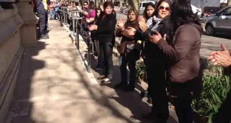 Trabajadores que participaron del abrazo simbólico decidieron seguir de paro hasta el martes