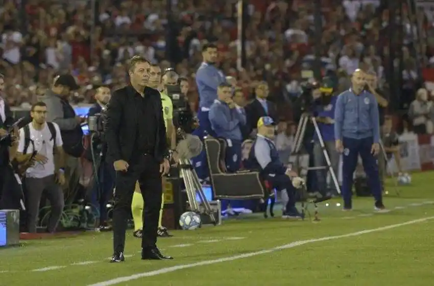 Kudelka se molestó por el homenaje a Maradona y abrió una grieta en Newell’s