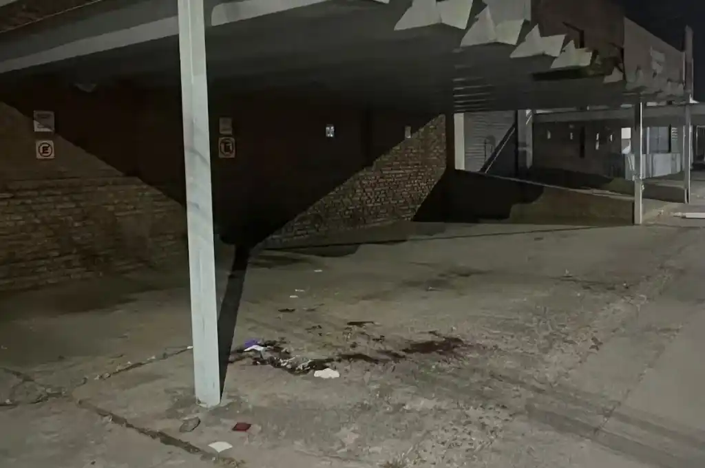 El lugar donde ocurrió el asalto, luego de que el delincuente fuera abatido. (Foto: gentileza El Doce)