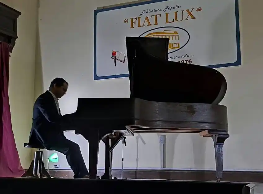 Club Social: Sábado 10 de mayo, 21 hs. 
Se presentará el concertista de piano Juan Pablo Marcó