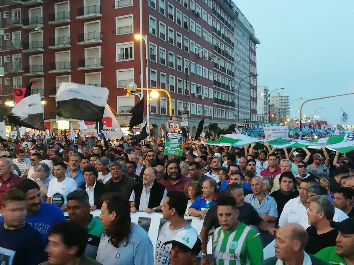 Marcha de antorchas contra los tarifazos en Mar del Plata y aviso de paro general