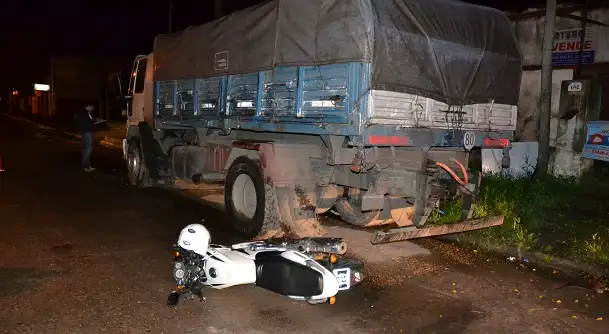 Un motociclista fue llevado al Hospital tras chocar un camión