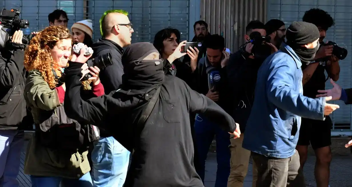 Encapuchados arrojaron piedras y una bomba molotov contra un puesto de la Policía. Crédito: NA.