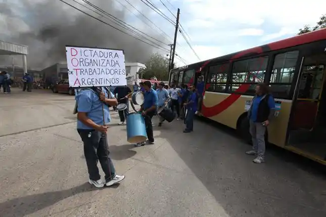 Conflicto en Línea 60: Reincorporaron a los despedidos pero para los choferes es un "engaño"