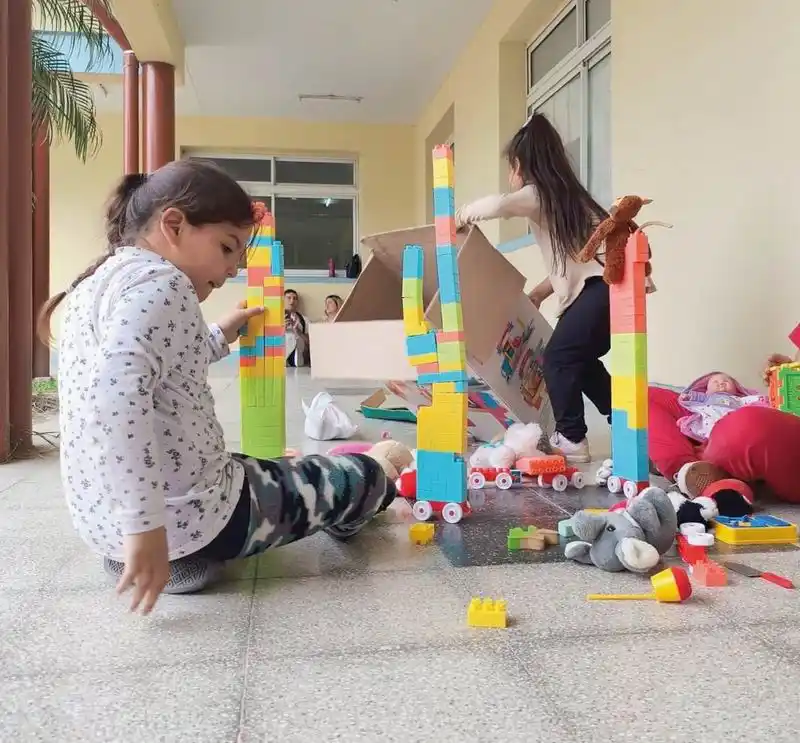 Niñas y niños comparten la propuesta Jugueteando
en el centro de salud de La Nueva Formosa