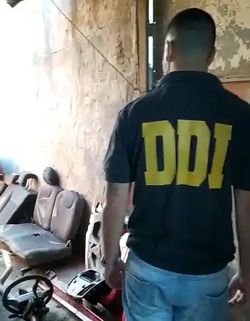 Dos hermanos acusados de desarmar vehículos robados