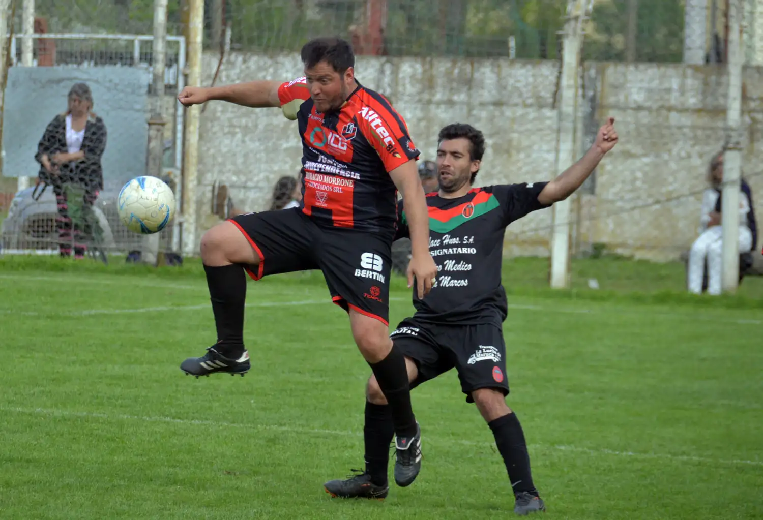 Pereyra se anticipa a Durruty, durante Independiente-Velense.