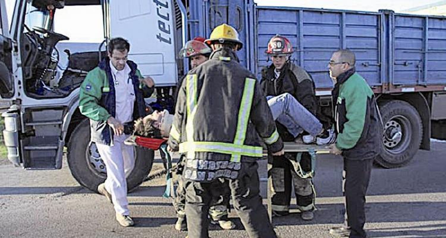 Bomberos rescató a un hombre atrapado tras protagonizar choque de camiones en la autopista